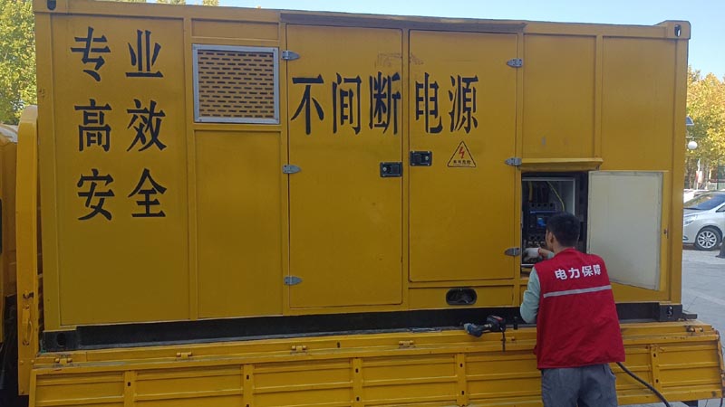 前进柴油发电机组和UPS电源配合使用时，如何避免切换过程中的电力中断？